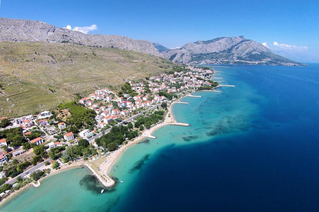 With A Parking Space Duce, - 20858 Omis