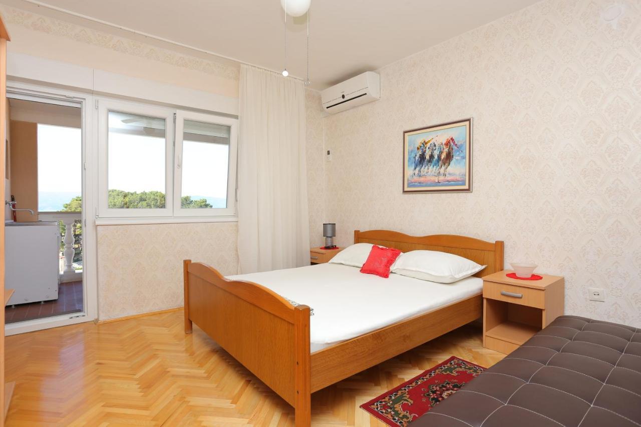 With A Parking Space Duce, - 20858 Omis