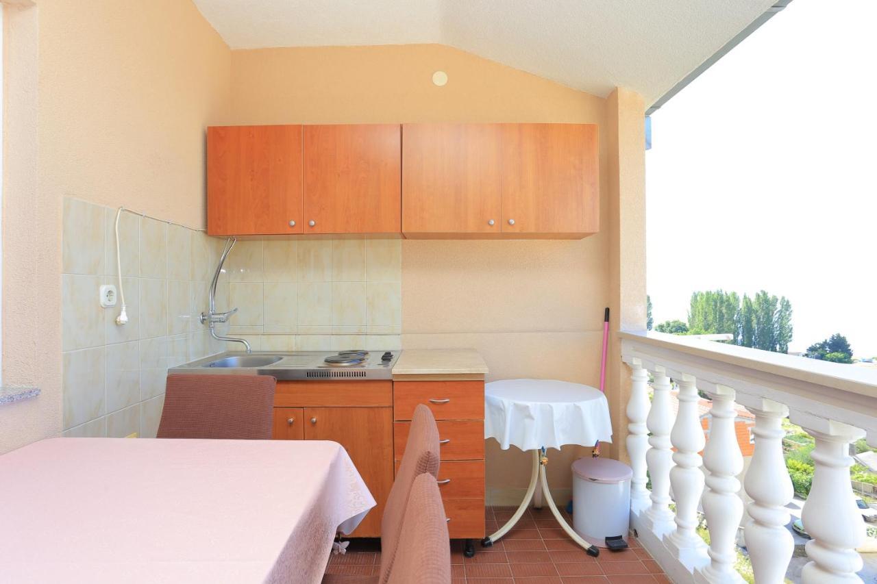 With A Parking Space Duce, - 20858 * Omis